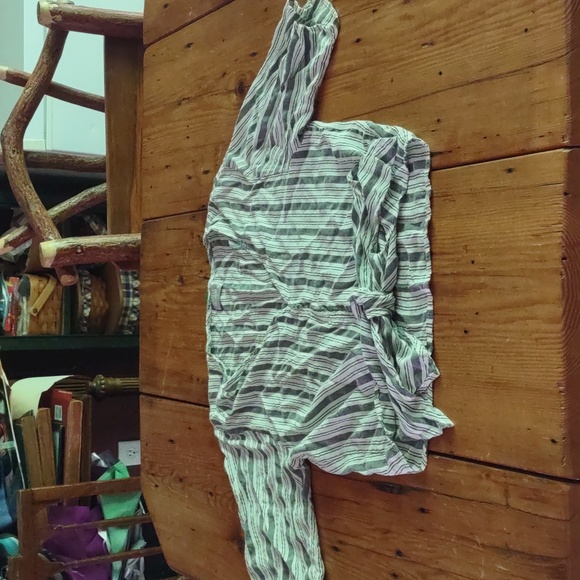 Heroes and dreamers 100% rayon v neck front tie flowing top sz m - Picture 1 of 5